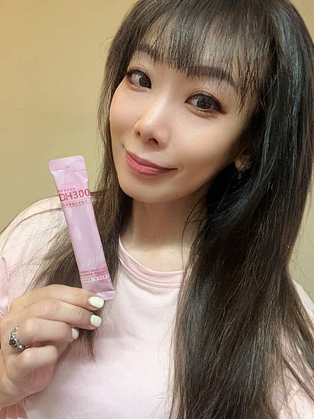 ✨DH300膠原蛋白胜肽-韓國獨家專利二胜肽✨100%魚類來源🐟膠原蛋白胜肽，PO˙OG含量高達50%❗️❗️✅透明公開膠原蛋白分子量300Da🤩✅日本Oricera®玄米神經醯胺，10%高濃度，每包12mg足量添加✅膠原合成關鍵▶️93%高濃度天然維生素C，告別化學合成，100%天然非基改✅穀胱甘肽益生菌-透亮光采，兼具抗氧化作用✅山竹果抽取物淡淡檸檬清新風味，告別膠原蛋白動物腥味！無香料、無色素，每包只有15.4卡，輕卡無負擔！青春美麗多感合一，綻放你的女神光～♥