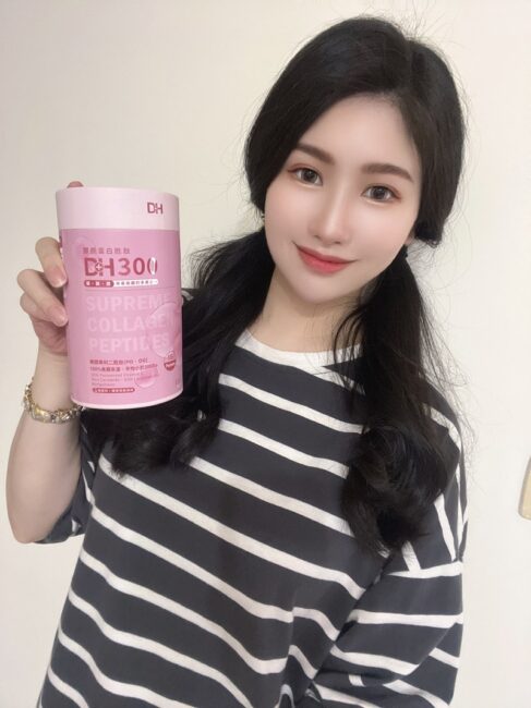 ✨DH300膠原蛋白胜肽-韓國獨家專利二胜肽✨100%魚類來源🐟膠原蛋白胜肽，PO˙OG含量高達50%❗️❗️✅透明公開膠原蛋白分子量300Da🤩✅日本Oricera®玄米神經醯胺，10%高濃度，每包12mg足量添加✅膠原合成關鍵▶️93%高濃度天然維生素C，告別化學合成，100%天然非基改✅穀胱甘肽益生菌-透亮光采，兼具抗氧化作用✅山竹果抽取物淡淡檸檬清新風味，告別膠原蛋白動物腥味！無香料、無色素，每包只有15.4卡，輕卡無負擔！青春美麗多感合一，綻放你的女神光～♥