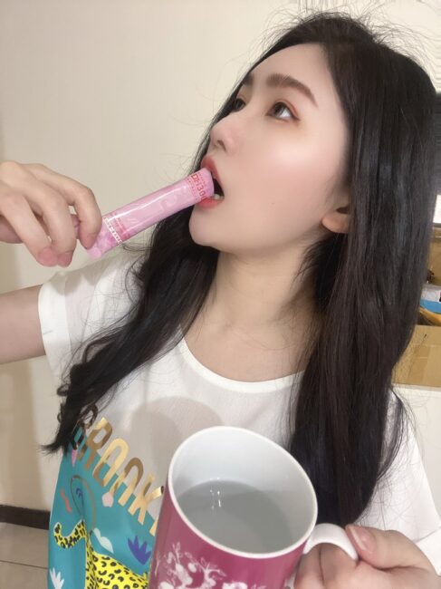 ✨DH300膠原蛋白胜肽-韓國獨家專利二胜肽✨100%魚類來源🐟膠原蛋白胜肽，PO˙OG含量高達50%❗️❗️✅透明公開膠原蛋白分子量300Da🤩✅日本Oricera®玄米神經醯胺，10%高濃度，每包12mg足量添加✅膠原合成關鍵▶️93%高濃度天然維生素C，告別化學合成，100%天然非基改✅穀胱甘肽益生菌-透亮光采，兼具抗氧化作用✅山竹果抽取物淡淡檸檬清新風味，告別膠原蛋白動物腥味！無香料、無色素，每包只有15.4卡，輕卡無負擔！青春美麗多感合一，綻放你的女神光～♥