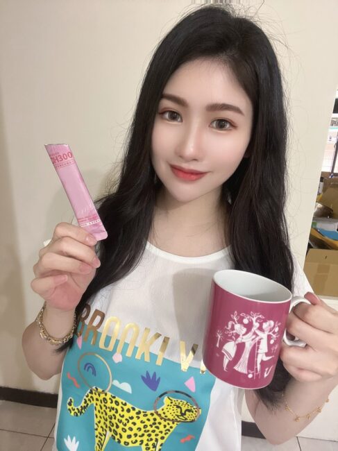 ✨DH300膠原蛋白胜肽-韓國獨家專利二胜肽✨100%魚類來源🐟膠原蛋白胜肽，PO˙OG含量高達50%❗️❗️✅透明公開膠原蛋白分子量300Da🤩✅日本Oricera®玄米神經醯胺，10%高濃度，每包12mg足量添加✅膠原合成關鍵▶️93%高濃度天然維生素C，告別化學合成，100%天然非基改✅穀胱甘肽益生菌-透亮光采，兼具抗氧化作用✅山竹果抽取物淡淡檸檬清新風味，告別膠原蛋白動物腥味！無香料、無色素，每包只有15.4卡，輕卡無負擔！青春美麗多感合一，綻放你的女神光～♥