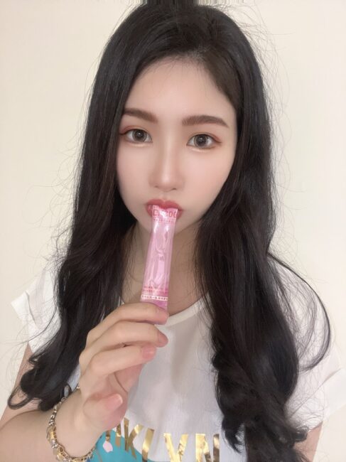 ✨DH300膠原蛋白胜肽-韓國獨家專利二胜肽✨100%魚類來源🐟膠原蛋白胜肽，PO˙OG含量高達50%❗️❗️✅透明公開膠原蛋白分子量300Da🤩✅日本Oricera®玄米神經醯胺，10%高濃度，每包12mg足量添加✅膠原合成關鍵▶️93%高濃度天然維生素C，告別化學合成，100%天然非基改✅穀胱甘肽益生菌-透亮光采，兼具抗氧化作用✅山竹果抽取物淡淡檸檬清新風味，告別膠原蛋白動物腥味！無香料、無色素，每包只有15.4卡，輕卡無負擔！青春美麗多感合一，綻放你的女神光～♥