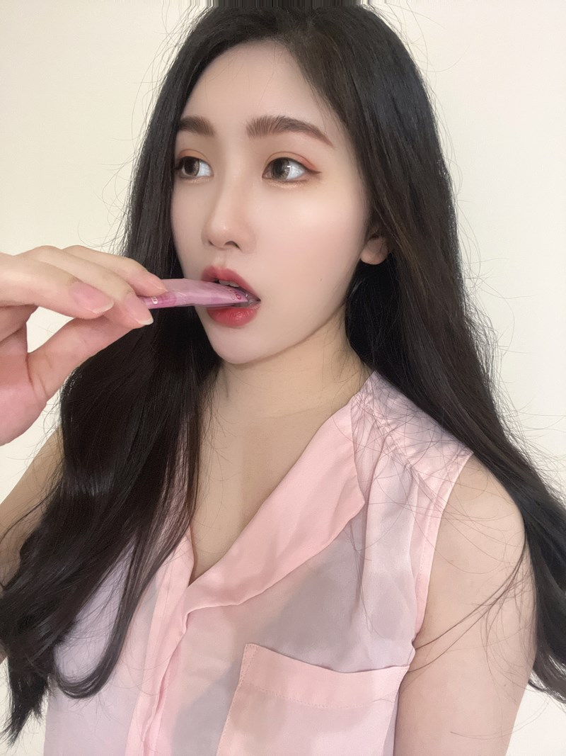 ✨DH300膠原蛋白胜肽-韓國獨家專利二胜肽✨100%魚類來源🐟膠原蛋白胜肽，PO˙OG含量高達50%❗️❗️✅透明公開膠原蛋白分子量300Da🤩✅日本Oricera®玄米神經醯胺，10%高濃度，每包12mg足量添加✅膠原合成關鍵▶️93%高濃度天然維生素C，告別化學合成，100%天然非基改✅穀胱甘肽益生菌-透亮光采，兼具抗氧化作用✅山竹果抽取物淡淡檸檬清新風味，告別膠原蛋白動物腥味！無香料、無色素，每包只有15.4卡，輕卡無負擔！青春美麗多感合一，綻放你的女神光～♥