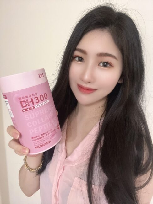 ✨DH300膠原蛋白胜肽-韓國獨家專利二胜肽✨100%魚類來源🐟膠原蛋白胜肽，PO˙OG含量高達50%❗️❗️✅透明公開膠原蛋白分子量300Da🤩✅日本Oricera®玄米神經醯胺，10%高濃度，每包12mg足量添加✅膠原合成關鍵▶️93%高濃度天然維生素C，告別化學合成，100%天然非基改✅穀胱甘肽益生菌-透亮光采，兼具抗氧化作用✅山竹果抽取物淡淡檸檬清新風味，告別膠原蛋白動物腥味！無香料、無色素，每包只有15.4卡，輕卡無負擔！青春美麗多感合一，綻放你的女神光～♥