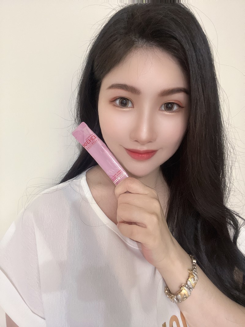 ✨DH300膠原蛋白胜肽-韓國獨家專利二胜肽✨100%魚類來源🐟膠原蛋白胜肽，PO˙OG含量高達50%❗️❗️✅透明公開膠原蛋白分子量300Da🤩✅日本Oricera®玄米神經醯胺，10%高濃度，每包12mg足量添加✅膠原合成關鍵▶️93%高濃度天然維生素C，告別化學合成，100%天然非基改✅穀胱甘肽益生菌-透亮光采，兼具抗氧化作用✅山竹果抽取物淡淡檸檬清新風味，告別膠原蛋白動物腥味！無香料、無色素，每包只有15.4卡，輕卡無負擔！青春美麗多感合一，綻放你的女神光～♥