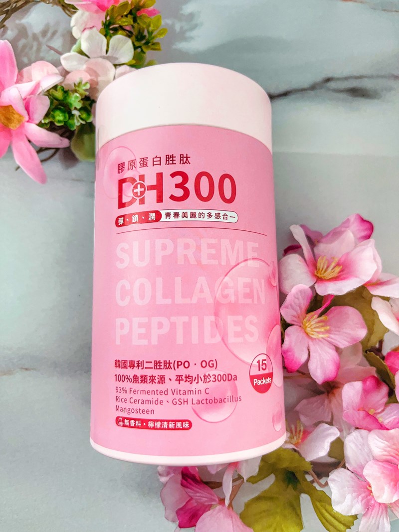 ✨DH300膠原蛋白胜肽-韓國獨家專利二胜肽✨100%魚類來源🐟膠原蛋白胜肽，PO˙OG含量高達50%❗️❗️✅透明公開膠原蛋白分子量300Da🤩✅日本Oricera®玄米神經醯胺，10%高濃度，每包12mg足量添加✅膠原合成關鍵▶️93%高濃度天然維生素C，告別化學合成，100%天然非基改✅穀胱甘肽益生菌-透亮光采，兼具抗氧化作用✅山竹果抽取物淡淡檸檬清新風味，告別膠原蛋白動物腥味！無香料、無色素，每包只有15.4卡，輕卡無負擔！青春美麗多感合一，綻放你的女神光～♥
