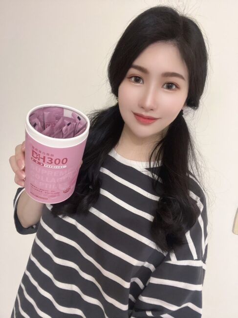 ✨DH300膠原蛋白胜肽-韓國獨家專利二胜肽✨100%魚類來源🐟膠原蛋白胜肽，PO˙OG含量高達50%❗️❗️✅透明公開膠原蛋白分子量300Da🤩✅日本Oricera®玄米神經醯胺，10%高濃度，每包12mg足量添加✅膠原合成關鍵▶️93%高濃度天然維生素C，告別化學合成，100%天然非基改✅穀胱甘肽益生菌-透亮光采，兼具抗氧化作用✅山竹果抽取物淡淡檸檬清新風味，告別膠原蛋白動物腥味！無香料、無色素，每包只有15.4卡，輕卡無負擔！青春美麗多感合一，綻放你的女神光～♥