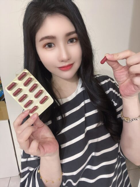 ✨第三代晶速晰-晶亮成分高補給✨長時間使用3C，讓你疲勞了嗎❓採用美國臨床葉黃素與玉米黃素黃金比例10:2 ，游離型雙專利好吸收，2粒達30mg : 6mg高補給劑量✅雨生紅球藻蝦紅素，業界高含量8mg❗️✅日本95%高純度透明質酸鈉💦✅雙重花青素-日本專利黑豆x歐洲專利藍莓✅專利素食微藻DHA✅維生素C +維生素E +鋅+硒酵母。全方位的晶亮水潤配方，適合全家大小，給您清新透徹精彩生活❗️