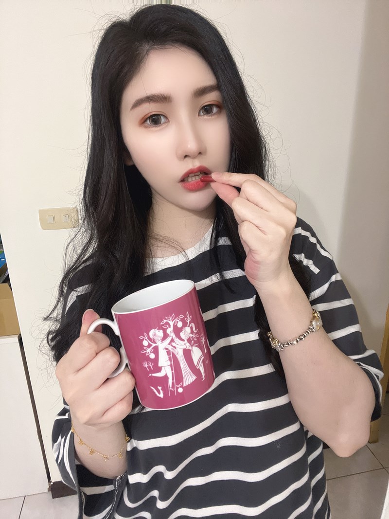 ✨第三代晶速晰-晶亮成分高補給✨長時間使用3C，讓你疲勞了嗎❓採用美國臨床葉黃素與玉米黃素黃金比例10:2 ，游離型雙專利好吸收，2粒達30mg : 6mg高補給劑量✅雨生紅球藻蝦紅素，業界高含量8mg❗️✅日本95%高純度透明質酸鈉💦✅雙重花青素-日本專利黑豆x歐洲專利藍莓✅專利素食微藻DHA✅維生素C +維生素E +鋅+硒酵母。全方位的晶亮水潤配方，適合全家大小，給您清新透徹精彩生活❗️