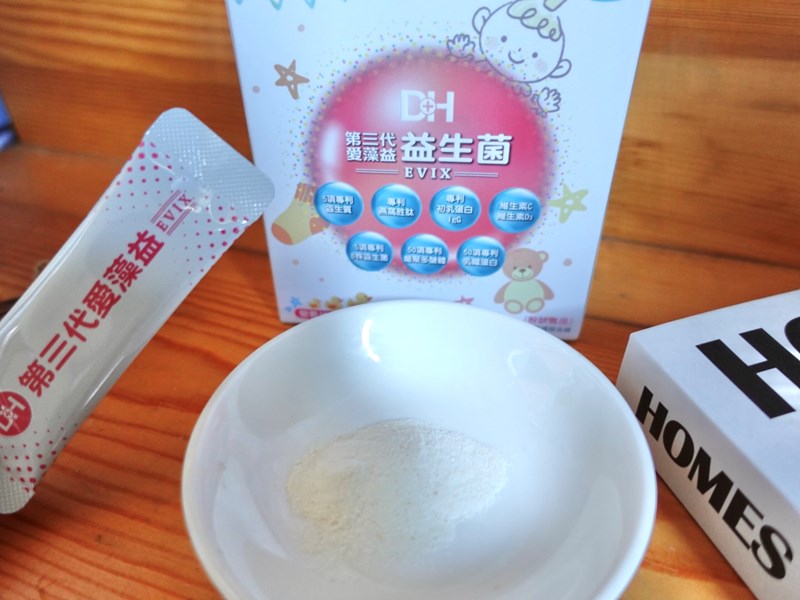 ✨第三代愛藻益-三重防護✨第➊重-築起防護牆-改變細菌叢生態🛡✅五項專利八株益生菌✅五項專利益生質第➋重-增強體力🌞✅陽光維生素D3，2包含高單位800IU✅50項專利葡聚多醣體✅抗氧化-維生素C第❸重-滋補強身💪✅50項專利乳鐵蛋白✅專利初乳蛋白IgG 🥛✅專利燕窩胜肽 ⭐高單位800IU維生素D3 +C+益生菌配方，全家人健康維持的後盾，兒童吃也好安心❤️