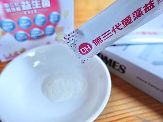 ✨第三代愛藻益-三重防護✨第➊重-築起防護牆-改變細菌叢生態🛡✅五項專利八株益生菌✅五項專利益生質第➋重-增強體力🌞✅陽光維生素D3，2包含高單位800IU✅50項專利葡聚多醣體✅抗氧化-維生素C第❸重-滋補強身💪✅50項專利乳鐵蛋白✅專利初乳蛋白IgG 🥛✅專利燕窩胜肽 ⭐高單位800IU維生素D3 +C+益生菌配方，全家人健康維持的後盾，兒童吃也好安心❤️