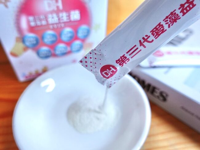 ✨第三代愛藻益-三重防護✨第➊重-築起防護牆-改變細菌叢生態🛡✅五項專利八株益生菌✅五項專利益生質第➋重-增強體力🌞✅陽光維生素D3，2包含高單位800IU✅50項專利葡聚多醣體✅抗氧化-維生素C第❸重-滋補強身💪✅50項專利乳鐵蛋白✅專利初乳蛋白IgG 🥛✅專利燕窩胜肽 ⭐高單位800IU維生素D3 +C+益生菌配方，全家人健康維持的後盾，兒童吃也好安心❤️