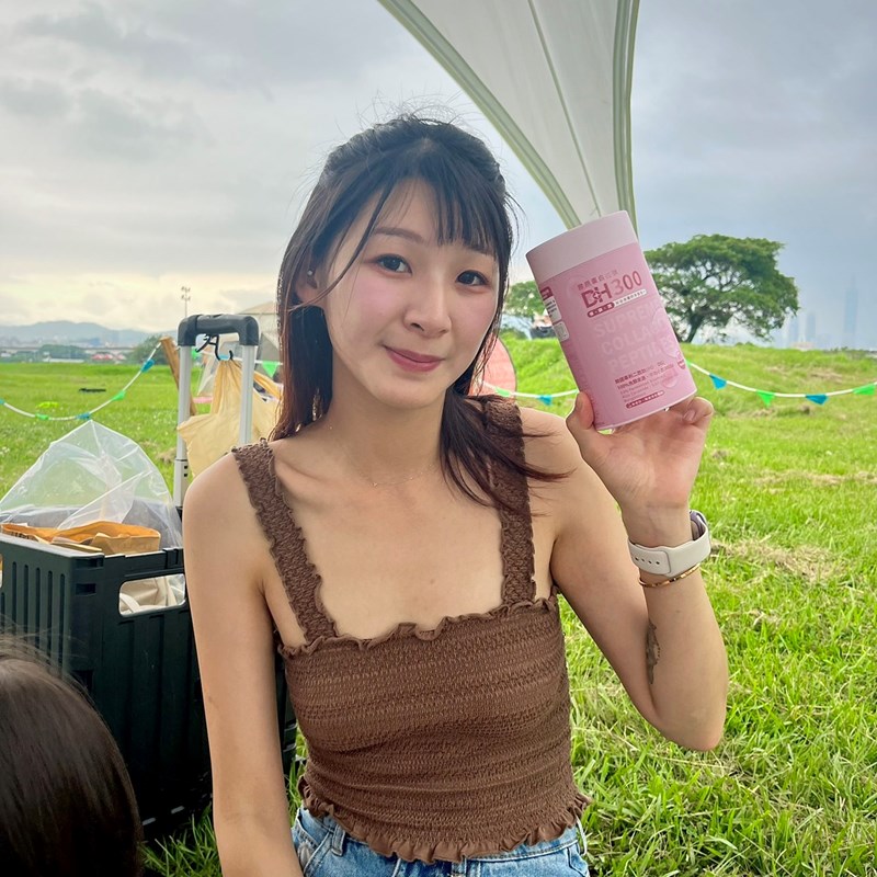 ✨DH300膠原蛋白胜肽-韓國獨家專利二胜肽✨100%魚類來源🐟膠原蛋白胜肽，PO˙OG含量高達50%❗️❗️✅透明公開膠原蛋白分子量300Da🤩✅日本Oricera®玄米神經醯胺，10%高濃度，每包12mg足量添加✅膠原合成關鍵▶️93%高濃度天然維生素C，告別化學合成，100%天然非基改✅穀胱甘肽益生菌-透亮光采，兼具抗氧化作用✅山竹果抽取物淡淡檸檬清新風味，告別膠原蛋白動物腥味！無香料、無色素，每包只有15.4卡，輕卡無負擔！青春美麗多感合一，綻放你的女神光～♥