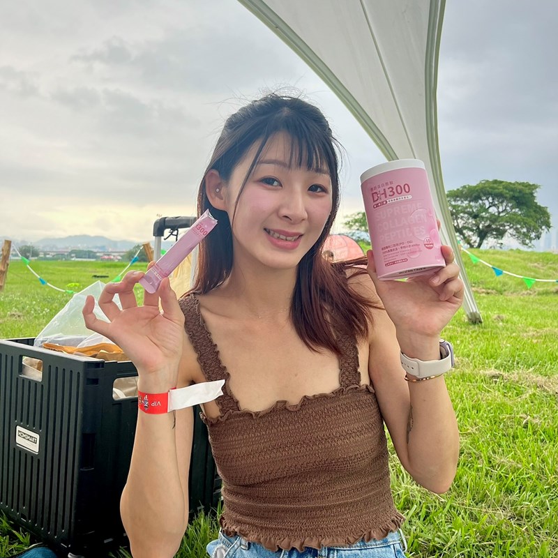 ✨DH300膠原蛋白胜肽-韓國獨家專利二胜肽✨100%魚類來源🐟膠原蛋白胜肽，PO˙OG含量高達50%❗️❗️✅透明公開膠原蛋白分子量300Da🤩✅日本Oricera®玄米神經醯胺，10%高濃度，每包12mg足量添加✅膠原合成關鍵▶️93%高濃度天然維生素C，告別化學合成，100%天然非基改✅穀胱甘肽益生菌-透亮光采，兼具抗氧化作用✅山竹果抽取物淡淡檸檬清新風味，告別膠原蛋白動物腥味！無香料、無色素，每包只有15.4卡，輕卡無負擔！青春美麗多感合一，綻放你的女神光～♥