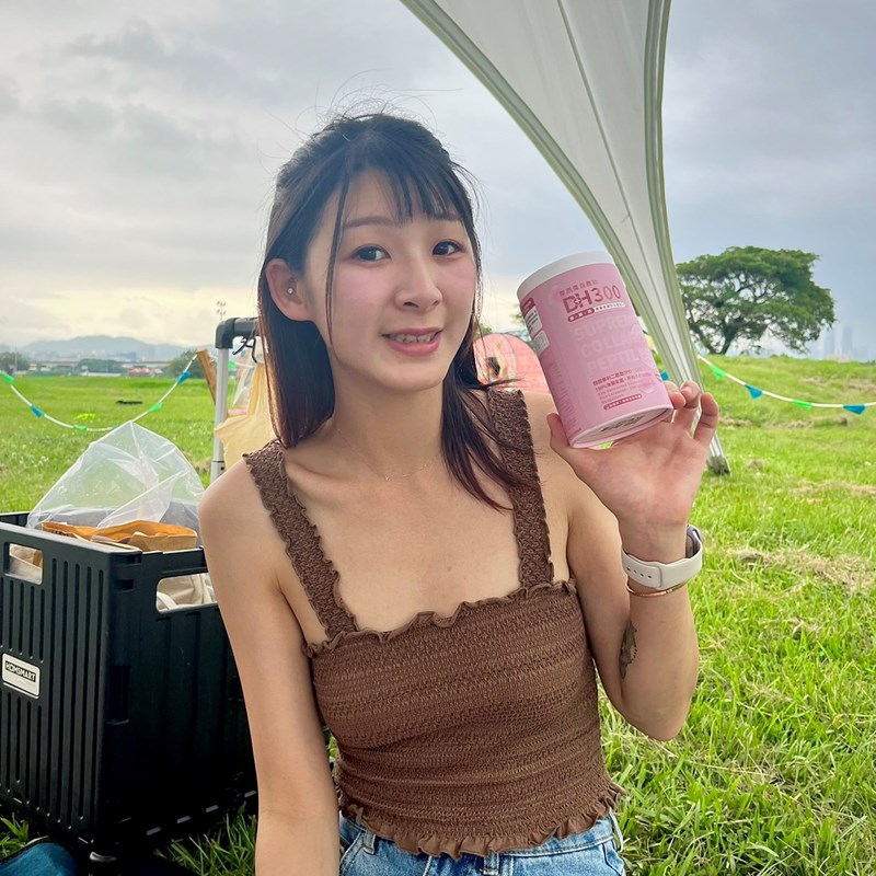 ✨DH300膠原蛋白胜肽-韓國獨家專利二胜肽✨100%魚類來源🐟膠原蛋白胜肽，PO˙OG含量高達50%❗️❗️✅透明公開膠原蛋白分子量300Da🤩✅日本Oricera®玄米神經醯胺，10%高濃度，每包12mg足量添加✅膠原合成關鍵▶️93%高濃度天然維生素C，告別化學合成，100%天然非基改✅穀胱甘肽益生菌-透亮光采，兼具抗氧化作用✅山竹果抽取物淡淡檸檬清新風味，告別膠原蛋白動物腥味！無香料、無色素，每包只有15.4卡，輕卡無負擔！青春美麗多感合一，綻放你的女神光～♥