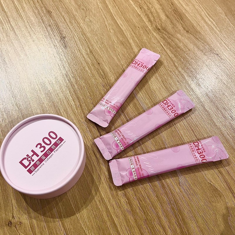 ✨DH300膠原蛋白胜肽-韓國獨家專利二胜肽✨100%魚類來源🐟膠原蛋白胜肽，PO˙OG含量高達50%❗️❗️✅透明公開膠原蛋白分子量300Da🤩✅日本Oricera®玄米神經醯胺，10%高濃度，每包12mg足量添加✅膠原合成關鍵▶️93%高濃度天然維生素C，告別化學合成，100%天然非基改✅穀胱甘肽益生菌-透亮光采，兼具抗氧化作用✅山竹果抽取物淡淡檸檬清新風味，告別膠原蛋白動物腥味！無香料、無色素，每包只有15.4卡，輕卡無負擔！青春美麗多感合一，綻放你的女神光～♥