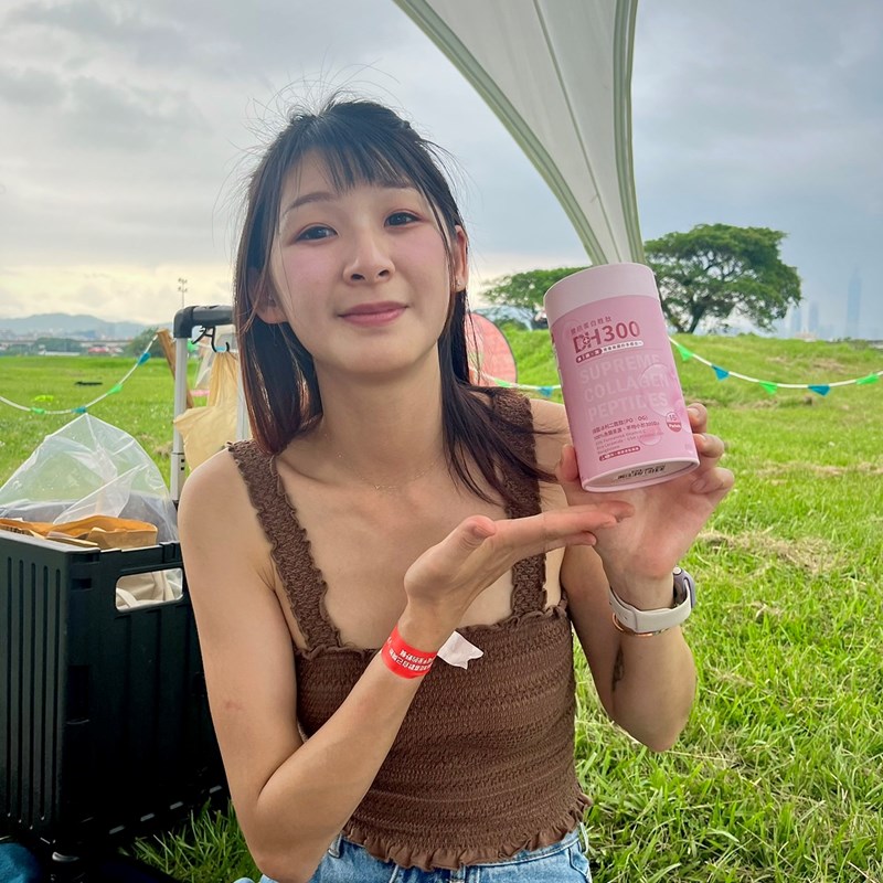 ✨DH300膠原蛋白胜肽-韓國獨家專利二胜肽✨100%魚類來源🐟膠原蛋白胜肽，PO˙OG含量高達50%❗️❗️✅透明公開膠原蛋白分子量300Da🤩✅日本Oricera®玄米神經醯胺，10%高濃度，每包12mg足量添加✅膠原合成關鍵▶️93%高濃度天然維生素C，告別化學合成，100%天然非基改✅穀胱甘肽益生菌-透亮光采，兼具抗氧化作用✅山竹果抽取物淡淡檸檬清新風味，告別膠原蛋白動物腥味！無香料、無色素，每包只有15.4卡，輕卡無負擔！青春美麗多感合一，綻放你的女神光～♥