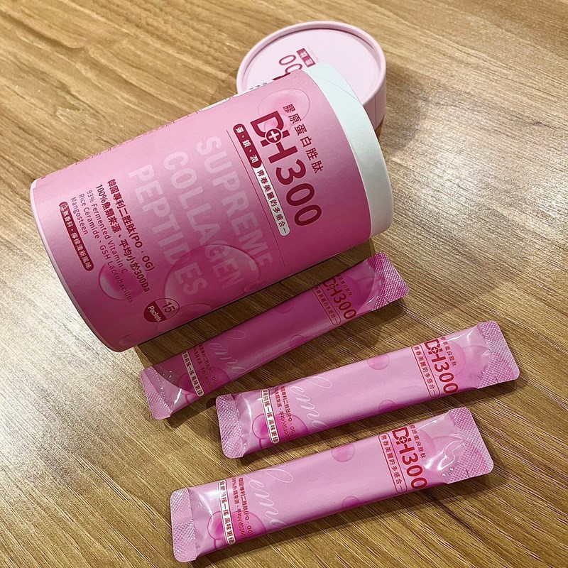 ✨DH300膠原蛋白胜肽-韓國獨家專利二胜肽✨100%魚類來源🐟膠原蛋白胜肽，PO˙OG含量高達50%❗️❗️✅透明公開膠原蛋白分子量300Da🤩✅日本Oricera®玄米神經醯胺，10%高濃度，每包12mg足量添加✅膠原合成關鍵▶️93%高濃度天然維生素C，告別化學合成，100%天然非基改✅穀胱甘肽益生菌-透亮光采，兼具抗氧化作用✅山竹果抽取物淡淡檸檬清新風味，告別膠原蛋白動物腥味！無香料、無色素，每包只有15.4卡，輕卡無負擔！青春美麗多感合一，綻放你的女神光～♥