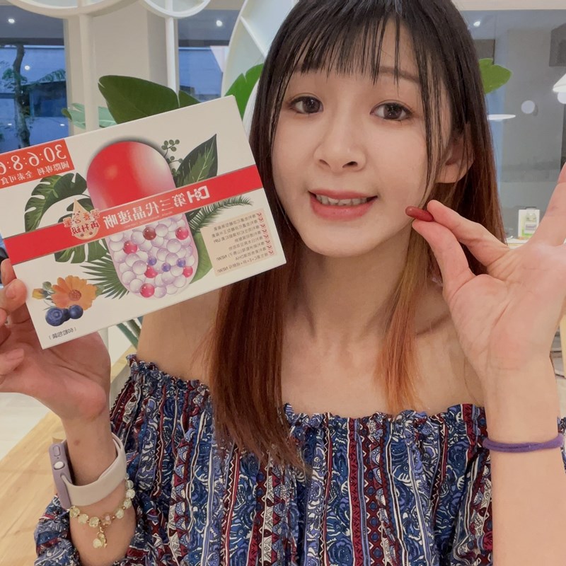 ✨第三代晶速晰-晶亮成分高補給✨長時間使用3C，讓你疲勞了嗎❓採用美國臨床葉黃素與玉米黃素黃金比例10:2 ，游離型雙專利好吸收，2粒達30mg : 6mg高補給劑量✅雨生紅球藻蝦紅素，業界高含量8mg❗️✅日本95%高純度透明質酸鈉💦✅雙重花青素-日本專利黑豆x歐洲專利藍莓✅專利素食微藻DHA✅維生素C +維生素E +鋅+硒酵母。全方位的晶亮水潤配方，適合全家大小，給您清新透徹精彩生活❗️