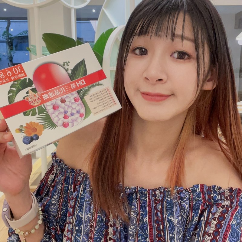 ✨第三代晶速晰-晶亮成分高補給✨長時間使用3C，讓你疲勞了嗎❓採用美國臨床葉黃素與玉米黃素黃金比例10:2 ，游離型雙專利好吸收，2粒達30mg : 6mg高補給劑量✅雨生紅球藻蝦紅素，業界高含量8mg❗️✅日本95%高純度透明質酸鈉💦✅雙重花青素-日本專利黑豆x歐洲專利藍莓✅專利素食微藻DHA✅維生素C +維生素E +鋅+硒酵母。全方位的晶亮水潤配方，適合全家大小，給您清新透徹精彩生活❗️