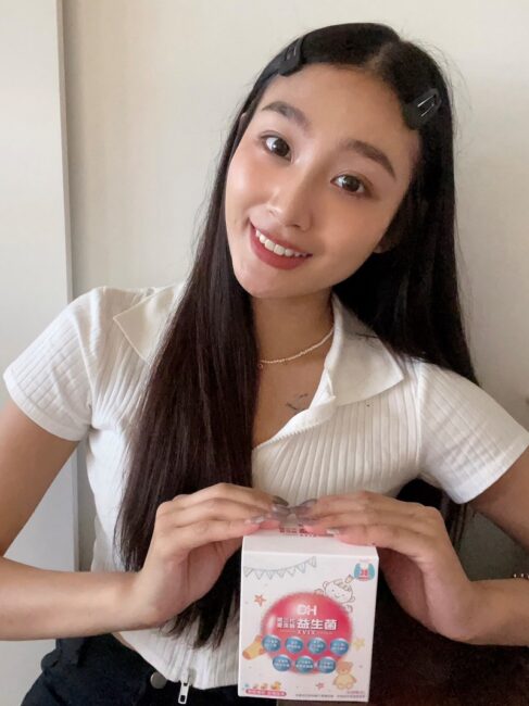 ✨第三代愛藻益-三重防護✨第➊重-築起防護牆-改變細菌叢生態🛡✅五項專利八株益生菌✅五項專利益生質第➋重-增強體力🌞✅陽光維生素D3，2包含高單位800IU✅50項專利葡聚多醣體✅抗氧化-維生素C第❸重-滋補強身💪✅50項專利乳鐵蛋白✅專利初乳蛋白IgG 🥛✅專利燕窩胜肽 ⭐高單位800IU維生素D3 +C+益生菌配方，全家人健康維持的後盾，兒童吃也好安心❤️