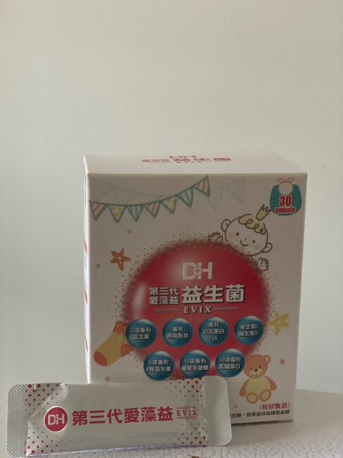 ✨第三代愛藻益-三重防護✨第➊重-築起防護牆-改變細菌叢生態🛡✅五項專利八株益生菌✅五項專利益生質第➋重-增強體力🌞✅陽光維生素D3，2包含高單位800IU✅50項專利葡聚多醣體✅抗氧化-維生素C第❸重-滋補強身💪✅50項專利乳鐵蛋白✅專利初乳蛋白IgG 🥛✅專利燕窩胜肽 ⭐高單位800IU維生素D3 +C+益生菌配方，全家人健康維持的後盾，兒童吃也好安心❤️