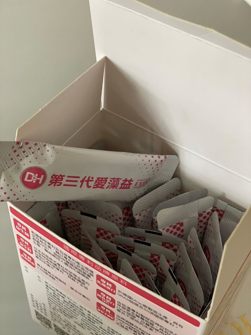 ✨第三代愛藻益-三重防護✨第➊重-築起防護牆-改變細菌叢生態🛡✅五項專利八株益生菌✅五項專利益生質第➋重-增強體力🌞✅陽光維生素D3，2包含高單位800IU✅50項專利葡聚多醣體✅抗氧化-維生素C第❸重-滋補強身💪✅50項專利乳鐵蛋白✅專利初乳蛋白IgG 🥛✅專利燕窩胜肽 ⭐高單位800IU維生素D3 +C+益生菌配方，全家人健康維持的後盾，兒童吃也好安心❤️