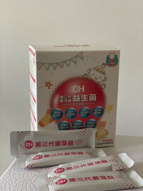 ✨第三代愛藻益-三重防護✨第➊重-築起防護牆-改變細菌叢生態🛡✅五項專利八株益生菌✅五項專利益生質第➋重-增強體力🌞✅陽光維生素D3，2包含高單位800IU✅50項專利葡聚多醣體✅抗氧化-維生素C第❸重-滋補強身💪✅50項專利乳鐵蛋白✅專利初乳蛋白IgG 🥛✅專利燕窩胜肽 ⭐高單位800IU維生素D3 +C+益生菌配方，全家人健康維持的後盾，兒童吃也好安心❤️